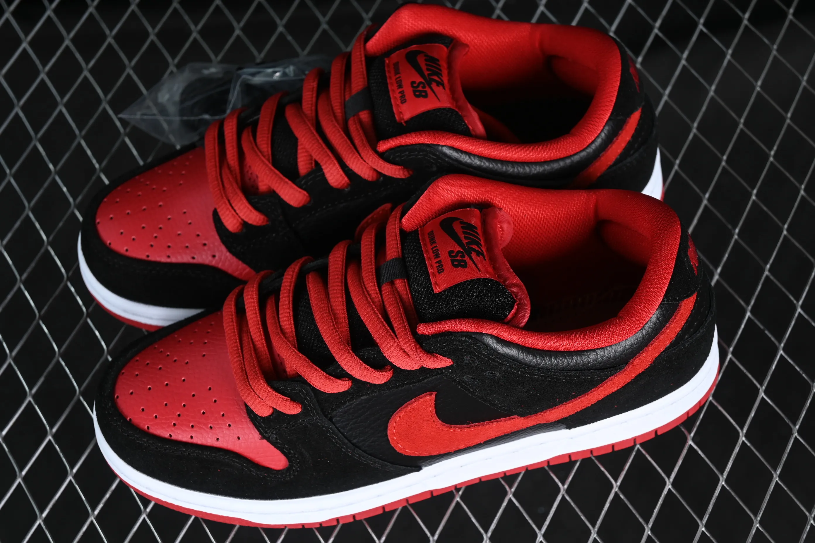 All categories Nk SB Dunk series Nk SB Dunk Low low-top sneakers Nk SB Dunk Low Pro black and red SB smashed backboard fashion casual sneakers 304292-039
